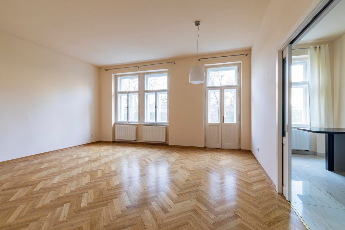 Polská, period parquet living room